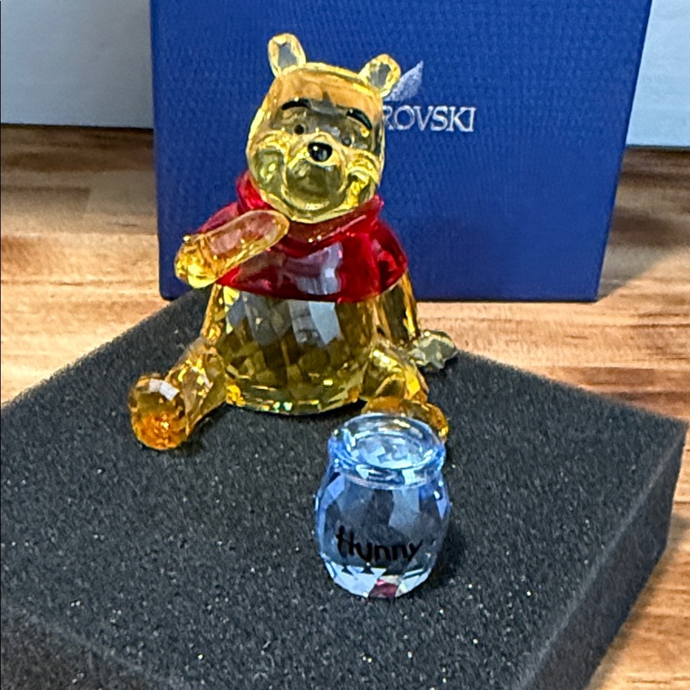 Retired Swarovski Disney Winnie the Pooh with Hunny Pot 2012 - Picture 7 of 8